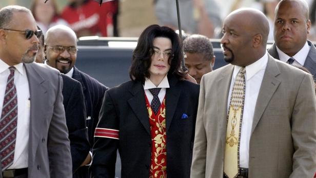 Michael Jackson mit Bodyguards und Anwälten vor Gerichtsgebäude