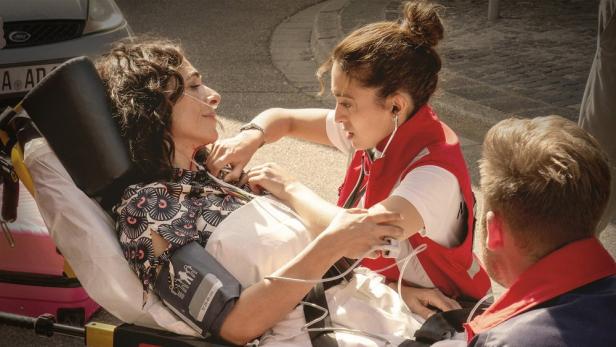 Notärztin Dr. Nina Haddad (Sabrina Amali, M.) behandelt ihre Mutter (Ilknur Boyraz, l.) 