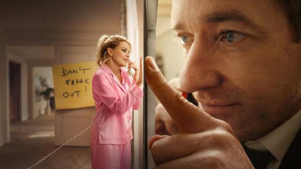Elizabeth Banks als geschrumpfte FRau telefoniert mit ihrem normalgroßen Mann (Matthew Macfadyen)