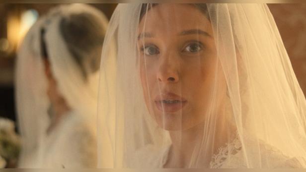 Millie Bobby Brown als Enola Holmes mit Brautschleier