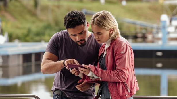 Tayfun Can (Aram Arami, l.) und Elisa Santori (Olga von Luckwald) finden eine Spur