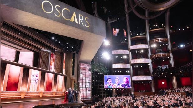 Blick in vollbesetzten Theaterraum un auf ie Bühne während Oscar-Verleihung