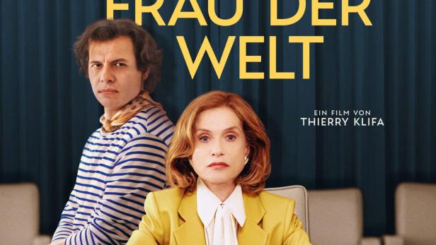 Isabelle Huppert sitzt auf Filmpkakat an einem Konferenztisch, schräg hinter ihr steht ein Mann