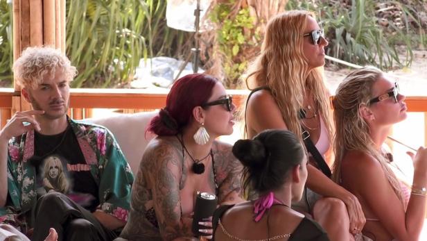 Sam Dylan und vier weibliche RealityAllstars auf einer Veranda