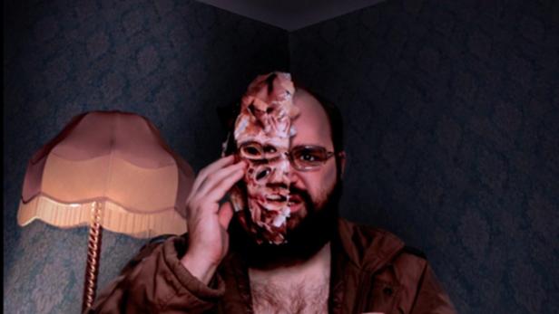 Mann, dessen eine Gesichtshälfte durch Horrormaske verdeckt ist auf Filmplakat