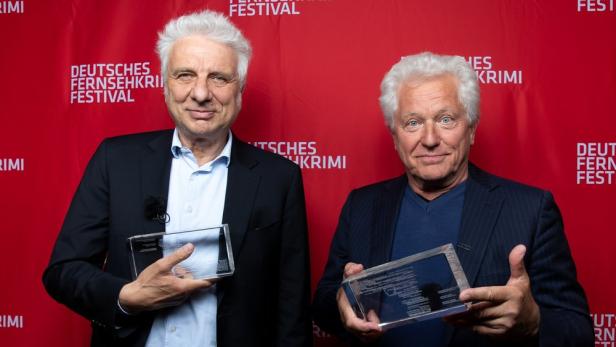 Nemec und Wachtveitl halten Ehrenpreis des 22. Deutschen FernsehKrimiFestivals in Händen