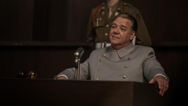 Russell Crowe sitzt als Hermann Göring auf der Anklagebank