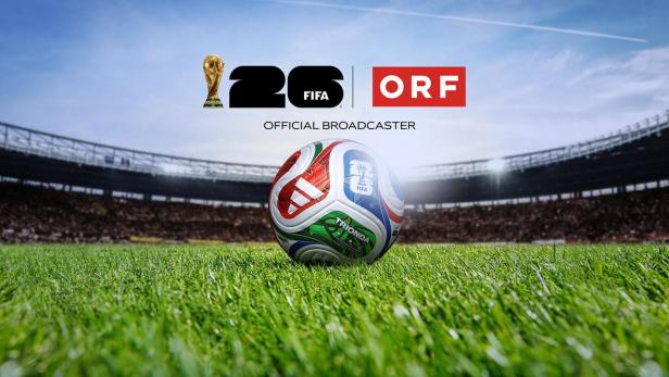 Fußball auf Rasen in leerem Stadion