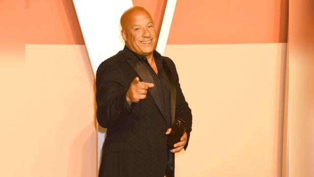 Vin Diesel zeigt bei einem Pressetermin mit dem Finger