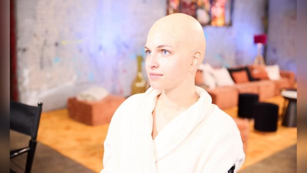 Model Anna trägt nach Umstyling eine Glatze