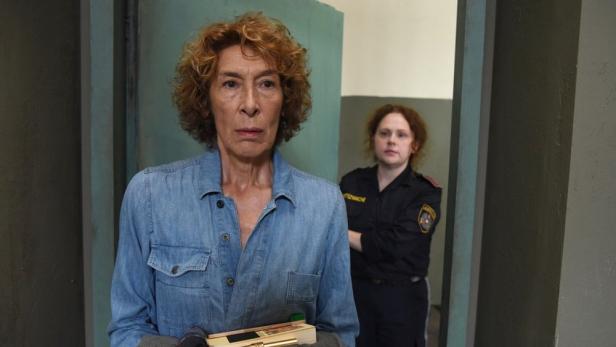 Adele Neuhauser in ihrer Rolle als verurteilte Society-Lady im Gefängnis