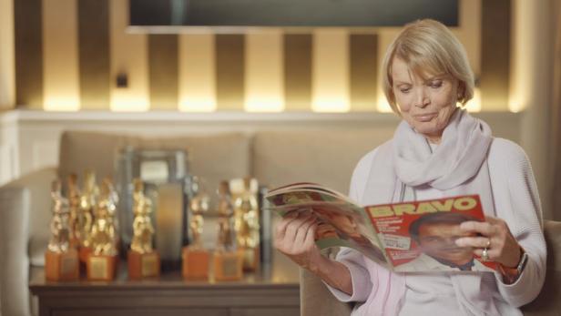 Uschi Glas blättert in einem alten BRAVO-Heft