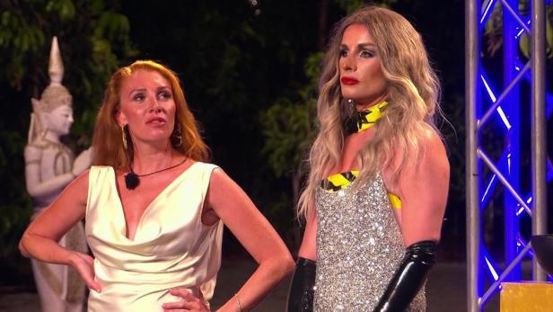 Georgina Fleur und Gino Bormann in Drag-Rolle Charlet stehen angespannt nebeneinander während der entscheidenden Nominierungsrunde bei "Kampf der RealityAllstars".