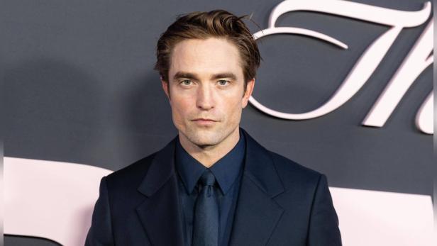 Robert Pattinson in Schwarz: Anzug, Hemd und Krawatte in diesen Farben