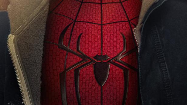 Nahaufnahme von Spider-Man in einem roten Anzug mit schwarzem Spinnen-Logo unter einer offenen Jacke mit Kapuze.