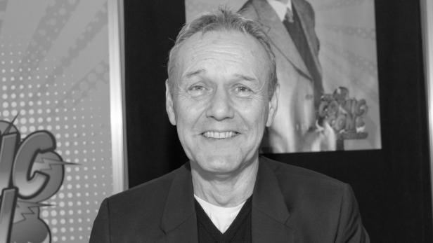 Anthony Head lächelt in die Kamera