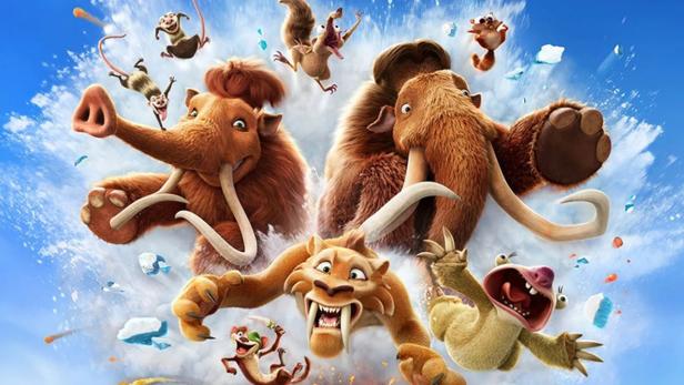 Die Charaktere aus Ice Age, darunter Manny, Sid, Diego und Scrat, wirbeln in einer Staubwolke nach Vulkanausbruch durch die Luft.