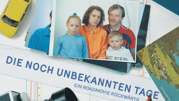 Filmplakat für „Die noch unbekannten Tage“ mit Familienfotos, einer alten Kamera, einem Pass und einer Banane auf einem hellen Untergrund.