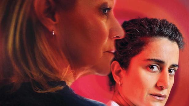 Filmplakat zu „Nachbeben“ von Zinnini Elkington mit den Schauspielerinnen Trine Dyrholm und Özlem Saglanmak vor einem rötlichen Hintergrund.