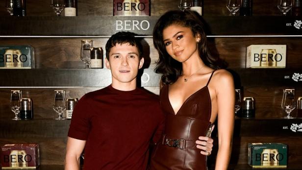 Tom Holland und Zendaya posieren gemeinsam vor einem Regal mit BERO-Getränken.