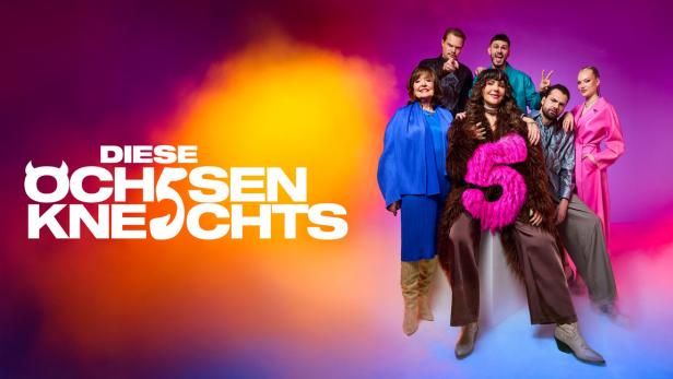 Sechs Personen posieren vor einem bunten Hintergrund mit dem Schriftzug „Diese Ochsenknechts“ und einer großen pinken Fünf.