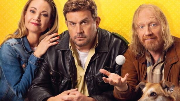 Filmplakat zu „Steckerlfischfiasko“ nach Rita Falk mit Lisa Maria Potthoff, Sebastian Bezzel und Simon Schwarz vor gelbem Hintergrund.