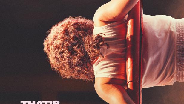 Sydney Sweeney lehnt sich in Boxkleidung und mit roten Handschuhen an einen Boxringpfosten auf dem Filmplakat zu „That’s Why the Lady Is a Champ“.