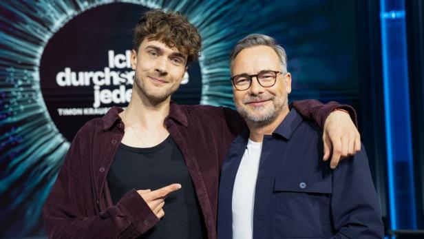 Timon Krause und Matthias Opdenhövel stehen nebeneinander vor einem dunklen Hintergrund mit dem Schriftzug „Ich durchschaue jeden“.