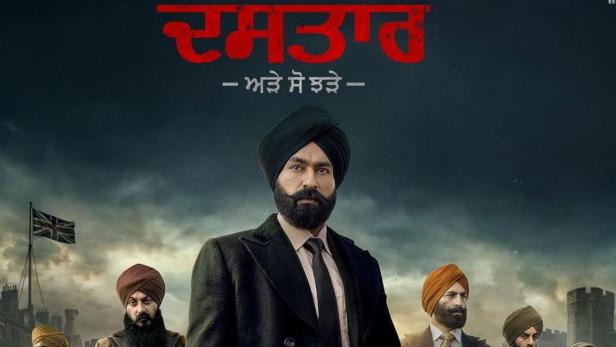 Ein Filmplakat zeigt Tarsem Jassar und weitere Männer mit Turbanen und Mänteln vor einer historischen Kulisse, wobei der Hauptdarsteller eine Waffe hält.