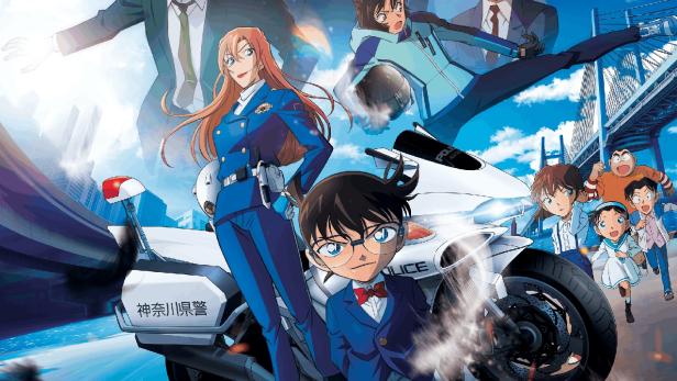 Detektiv Conan, Yumi Miyamoto und weitere Charaktere vor einem Polizeimotorrad und einer Brücke in einer Anime-Szene.