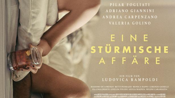 Filmplakat zu „Eine stürmische Affäre“ mit Pilar Fogliati und Adriano Giannini in einer intimen Szene im Bett.