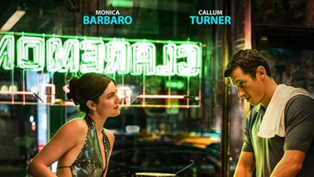 Monica Barbaro und Callum Turner stehen sich in einer nächtlichen Imbissstube auf dem Filmplakat zu „One Night Only“ gegenüber.