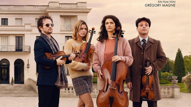 Vier Musiker mit Geigen und einem Cello stehen vor einem herrschaftlichen Gebäude auf dem Filmplakat zu „Der Klang der Stradivari“ von Grégory Magne.