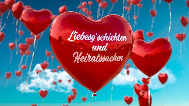Zahlreiche rote herzförmige Luftballons schweben vor einem blauen Himmel, wobei ein großer Ballon den Text „Liebesgeschichten und Heiratssachen“ trägt.