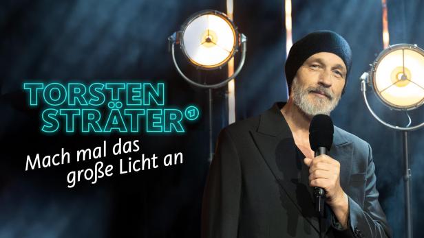 Torsten Sträter mit Mütze und Mikrofon vor zwei Scheinwerfern, dazu der Schriftzug „Torsten Sträter: Mach mal das große Licht an“.