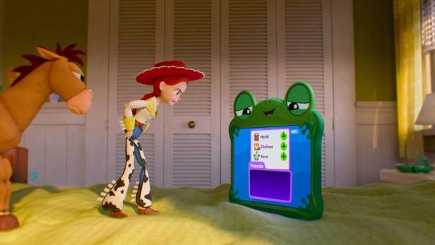 Jessie und Bullseye betrachten ein grünes, froschförmiges Tablet, auf dessen Bildschirm eine Liste mit den Namen Heidi, Chelsea und Kara zu sehen ist.