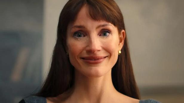 Jessica Chastain blickt mit einem sanften Lächeln und Tränen in den Augen direkt in die Kamera.