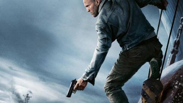 Jason Statham hält eine Waffe, während er auf einem Schiff auf stürmischer See steht, auf dem Filmplakat zu „Mutiny“.