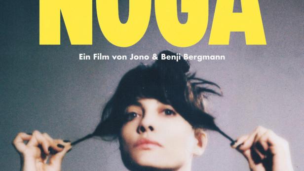 Filmplakat für „NOGA“ von Jono & Benji Bergmann mit der Musikerin Noga Erez, die ihre Haare hält, vor einem Publikum im Hintergrund.