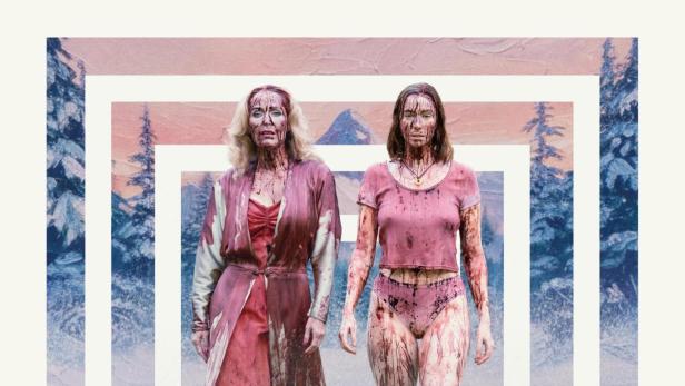 Gillian Anderson und Hannah Einbinder stehen blutverschmiert vor einer winterlichen Bergkulisse auf dem Filmplakat zu Teenage Sex and Death at Camp Miasma.