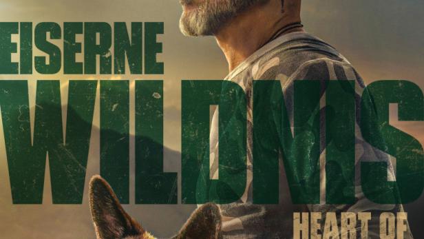 Brad Pitt posiert vor einer Berglandschaft mit einem Deutschen Schäferhund auf dem Filmplakat zu „Eiserne Wildnis“.