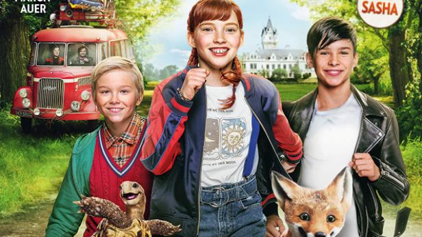 Filmplakat zu „Die Schule der magischen Tiere“ mit drei Kindern, einer Schildkröte auf einem Skateboard, einem Fuchs und einer Elster vor einem Schloss.