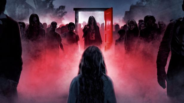 Filmplakat zu „Insidious: Out of the Further“: Eine Frau steht vor einer geöffneten roten Tür, umgeben von unheimlichen Gestalten und rotem Nebel.