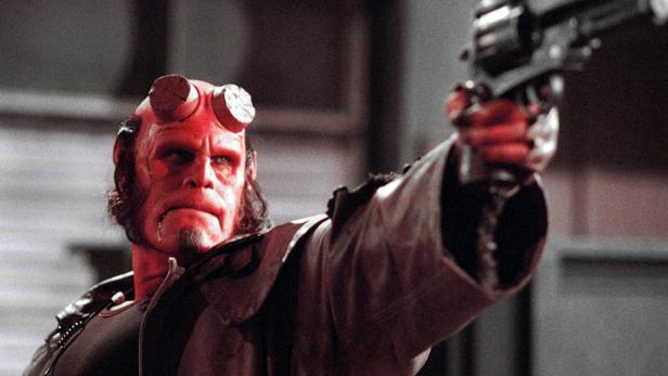 Hellboy zielt mit einer großen Pistole nach oben.