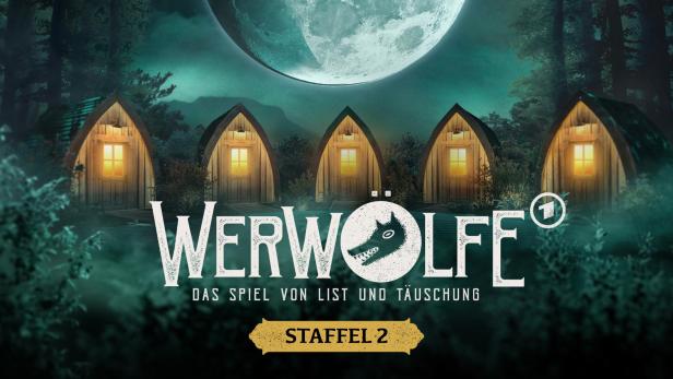 Fünf beleuchtete Holzhütten vor einem Vollmond bilden die Kulisse für die ARD-Sendung „Werwölfe – Das Spiel von List und Täuschung, Staffel 2“.