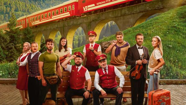 Filmplakat mit rotem Zug auf einer Brücke, davor eine Gruppe Reisender und Zugpersonal, im Hintergrund Berge und Abendhimmel.