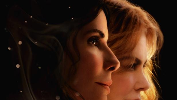 Filmplakat zu „Practical Magic 2“ mit Sandra Bullock und Nicole Kidman vor einem dunklen Hintergrund mit brennenden Kerzen und einem alten Haus.