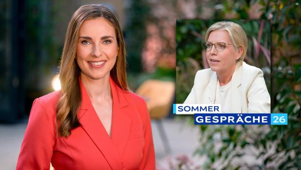 Eine Moderatorin in rotem Blazer vor einer eingeblendeten Politikerin mit Brille und weißem Blazer unter dem Schriftzug „Sommergespräche 26“.