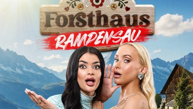 Zwei Frauen posieren vor dem Logo der Sendung „Forsthaus Rampensau“ vor einer alpinen Bergkulisse.