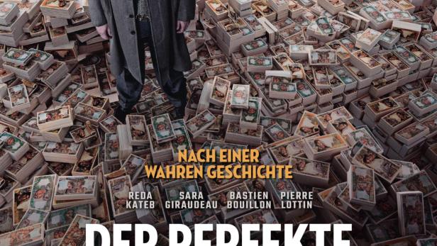 Ein Mann in Hut und Mantel steht inmitten eines riesigen Haufens aus Geldbündeln auf dem Filmplakat zu „Der perfekte Schein – Der Fall Bojarski“.